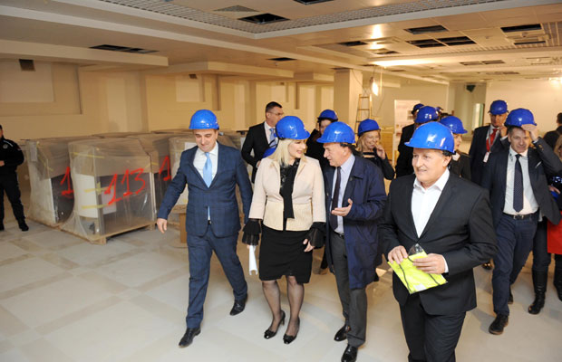 Стални посао на Тесли за свих 400 хонорараца